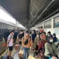 Keterangan foto : Penumpang Kereta Api yang tiba di Jakarta, Senin (1/5/2023)