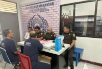 Keterangan foto : Tim Penyidik pidana khusus Kejaksaan Tinggi Sulawesi Selatan (Kejati Sulsel) menyerahkan dua tersangka dan barang bukti (tahap dua) kasus dugaan korupsi penggunaan Dana Perusahaan Daerah Air Minum (PDAM) Kota Makassar Tahun 2017-2019, Selasa (2/5/2023)