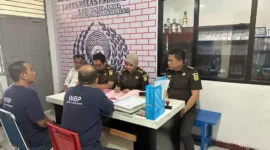 Keterangan foto : Tim Penyidik pidana khusus Kejaksaan Tinggi Sulawesi Selatan (Kejati Sulsel) menyerahkan dua tersangka dan barang bukti (tahap dua) kasus dugaan korupsi penggunaan Dana Perusahaan Daerah Air Minum (PDAM) Kota Makassar Tahun 2017-2019, Selasa (2/5/2023)