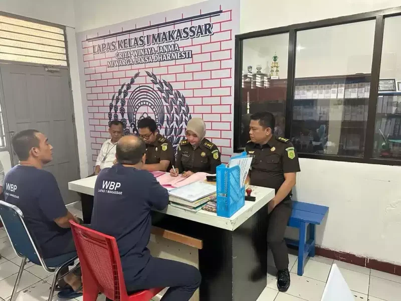 Keterangan foto : Tim Penyidik pidana khusus Kejaksaan Tinggi Sulawesi Selatan (Kejati Sulsel) menyerahkan dua tersangka dan barang bukti (tahap dua) kasus dugaan korupsi penggunaan Dana Perusahaan Daerah Air Minum (PDAM) Kota Makassar Tahun 2017-2019, Selasa (2/5/2023)