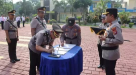 Keterangan foto : Kapolres Lebak Polda Banten AKBP Wiwin Setiawan memimpin Upacara Serah Terima Jabatan (Sertijab) Kabag SDM Polres Lebak dan Kapolsek Warunggunung, Rabu (3/5/2023)