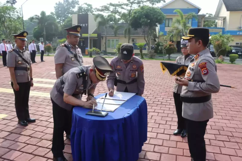 Keterangan foto : Kapolres Lebak Polda Banten AKBP Wiwin Setiawan memimpin Upacara Serah Terima Jabatan (Sertijab) Kabag SDM Polres Lebak dan Kapolsek Warunggunung, Rabu (3/5/2023)