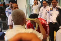Keterangan foto : Kepala Lapas Khusus Kelas IIA Gunung Sindur, Mujiarto, beserta jajaran ASN mengucapkan selamat dan apresiasi atas prestasi yang dicapai oleh Helga Algida salah satu pegawai Rutan Kelas I Bandung yang berhasil meraih tiga medali dalam ajang The 19th IKF World Kempo Championship 2023 yang digelar di Caldas de Rainha, Portugal, Kamis (4/5/2023)