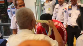Keterangan foto : Kepala Lapas Khusus Kelas IIA Gunung Sindur, Mujiarto, beserta jajaran ASN mengucapkan selamat dan apresiasi atas prestasi yang dicapai oleh Helga Algida salah satu pegawai Rutan Kelas I Bandung yang berhasil meraih tiga medali dalam ajang The 19th IKF World Kempo Championship 2023 yang digelar di Caldas de Rainha, Portugal, Kamis (4/5/2023)