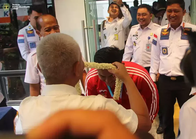 Keterangan foto : Kepala Lapas Khusus Kelas IIA Gunung Sindur, Mujiarto, beserta jajaran ASN mengucapkan selamat dan apresiasi atas prestasi yang dicapai oleh Helga Algida salah satu pegawai Rutan Kelas I Bandung yang berhasil meraih tiga medali dalam ajang The 19th IKF World Kempo Championship 2023 yang digelar di Caldas de Rainha, Portugal, Kamis (4/5/2023)
