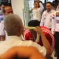 Keterangan foto : Kepala Lapas Khusus Kelas IIA Gunung Sindur, Mujiarto, beserta jajaran ASN mengucapkan selamat dan apresiasi atas prestasi yang dicapai oleh Helga Algida salah satu pegawai Rutan Kelas I Bandung yang berhasil meraih tiga medali dalam ajang The 19th IKF World Kempo Championship 2023 yang digelar di Caldas de Rainha, Portugal, Kamis (4/5/2023)