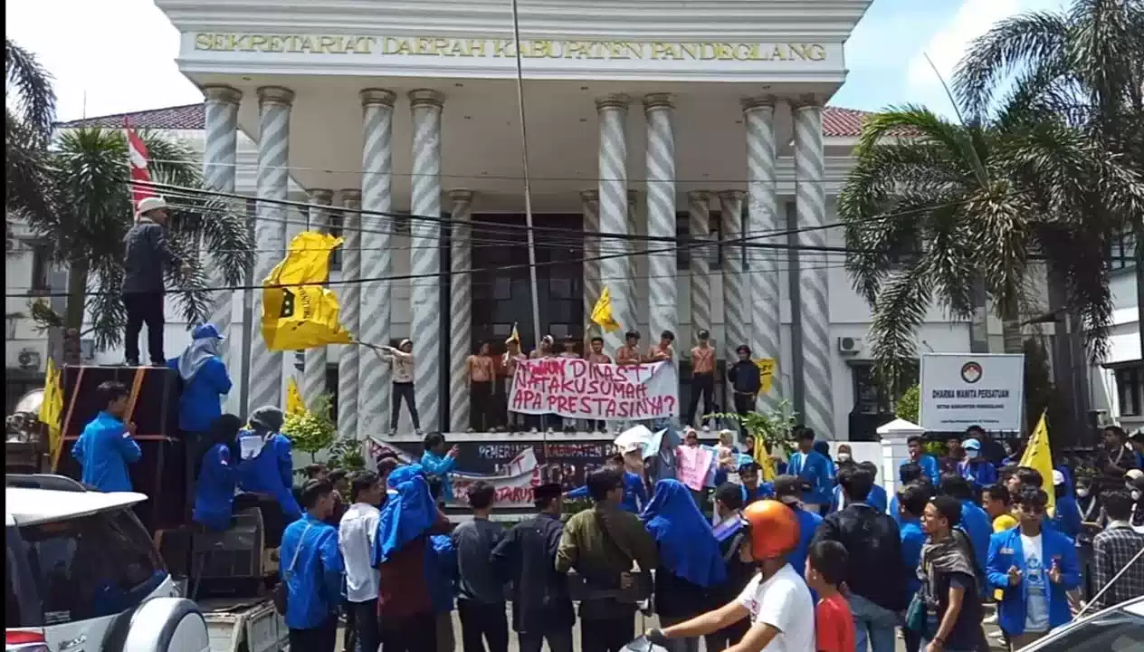 Duit Bupati Pandeglang Dinilai Tak Wajar, Mahasiswa Ngamuk I Teras Media