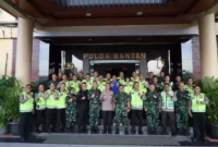 Keterangan foto : Kapolda Banten Irjen Pol Prof. Dr. Rudy Heriyanto bersama Danrem 064/Maulana Yusuf Brigjen TNI Tatang Subarna menggelar patroli dalam rangka Guyub TNI-Polri untuk menyambangi Polsek dan Koramil, Kamis (04/05)