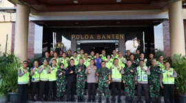 Keterangan foto : Kapolda Banten Irjen Pol Prof. Dr. Rudy Heriyanto bersama Danrem 064/Maulana Yusuf Brigjen TNI Tatang Subarna menggelar patroli dalam rangka Guyub TNI-Polri untuk menyambangi Polsek dan Koramil, Kamis (04/05)