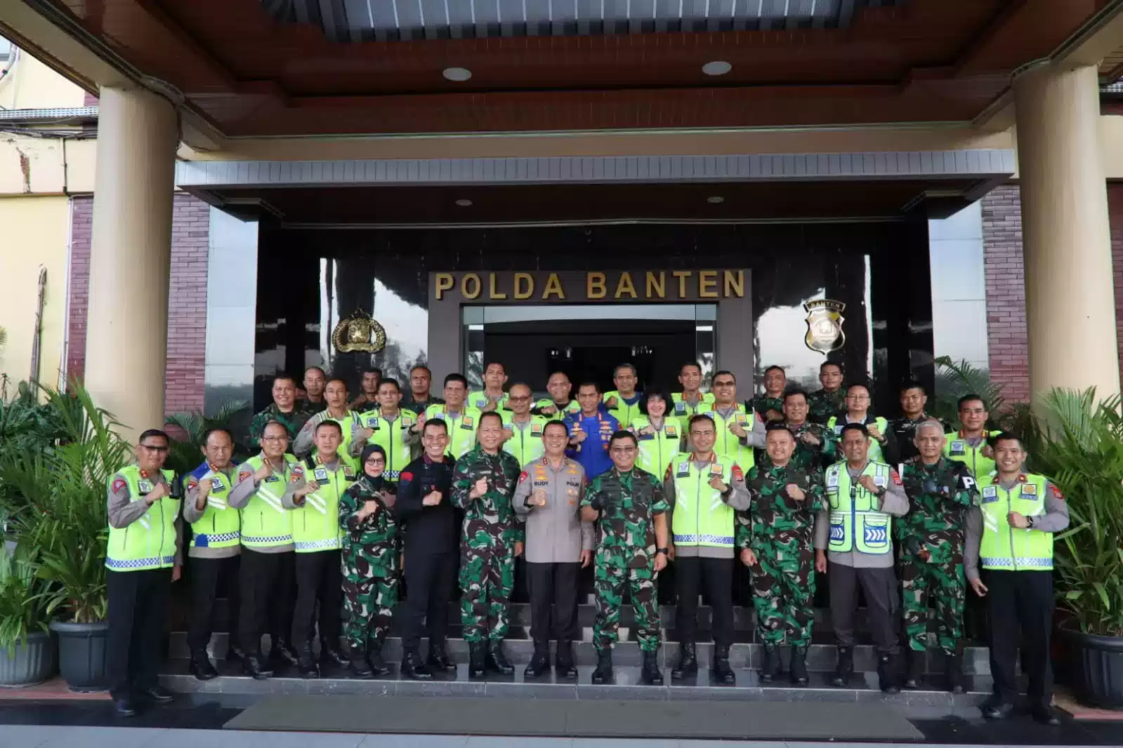 Kapolda Banten Bersama Korem 064/MY Guyub Sambangi Polsek dan Koramil I Teras Media