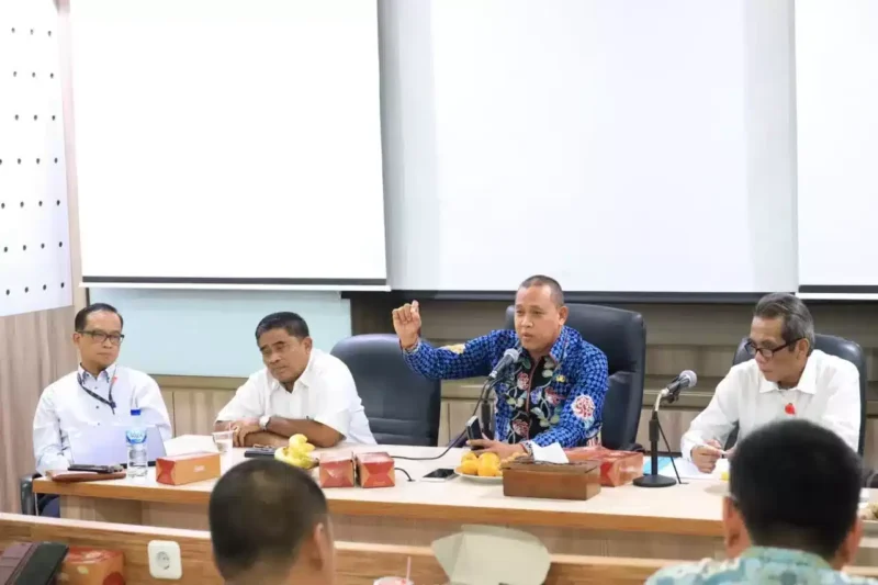 Keterangan foto : Tim Percrpatan Pelayanan Publik (TP3-red) mengadakan rapat pleno yang pertama dengan Plt Walikota Bekasi Tri Adhianto, Jumat (5/5/2023)