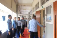 Keterangan foto : Kakanwil Kemenkumham Jawa Barat R Andika Dwi Prasetya memastikan langsung Rumah Tahanan (Rutan) Kebon Waru, Bandung, Senin (8/5/2023)