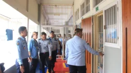 Keterangan foto : Kakanwil Kemenkumham Jawa Barat R Andika Dwi Prasetya memastikan langsung Rumah Tahanan (Rutan) Kebon Waru, Bandung, Senin (8/5/2023)