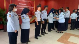 Keterangan foto : Bapas Kelas II Bogor Wilayah Kementerian Hukum dan HAM Jawa Barat menyelenggarakan upacara pengukuhan kenaikan pangkat untuk 7 pegawai, Senin (8/5/2023)