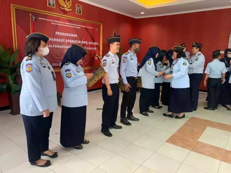 Keterangan foto : Bapas Kelas II Bogor Wilayah Kementerian Hukum dan HAM Jawa Barat menyelenggarakan upacara pengukuhan kenaikan pangkat untuk 7 pegawai, Senin (8/5/2023)