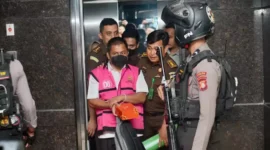 Keterangan foto : Tim Jaksa Penyidik Pidana Khusus (Pidsus) Kejaksaan Tinggi Sulawesi Selatan kembali menetapkan dua tersangka baru terkait kasus dugaan korupsi penyimpangan penetapan nilai pasar, Senin (8/5/2023)