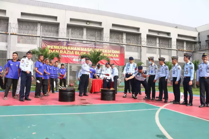 Keterangan foto : Lapas Banceuy Kementerian Hukum Dan HAM Jawa Barat Musnahkan Hasil Razia Blok Kamar Hunian, (Selasa, 9/5/2023) 