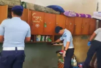 Keterangan foto : Seusai Apel Deklarasi dan Penandatanganan Komitmen Bersama Zero Halinar, jajaran ASN Lapas Khusus Kelas IIA Gunung Sindur melakukan Sidak Kamar Hunian, Selasa (09/05).