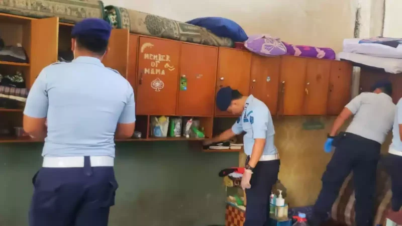 Keterangan foto : Seusai Apel Deklarasi dan Penandatanganan Komitmen Bersama Zero Halinar, jajaran ASN Lapas Khusus Kelas IIA Gunung Sindur melakukan Sidak Kamar Hunian, Selasa (09/05).