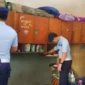 Keterangan foto : Seusai Apel Deklarasi dan Penandatanganan Komitmen Bersama Zero Halinar, jajaran ASN Lapas Khusus Kelas IIA Gunung Sindur melakukan Sidak Kamar Hunian, Selasa (09/05).