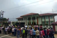 Keterangan Foto: FAMTU) berunjuk rasa di depan gedung Pengadilan Tinggi (PT) Banten menuntut terdakwa Djoko Sukamtono seberat-beratnya, Rabu (10/5/2023).