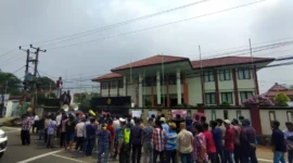 Keterangan Foto: FAMTU) berunjuk rasa di depan gedung Pengadilan Tinggi (PT) Banten menuntut terdakwa Djoko Sukamtono seberat-beratnya, Rabu (10/5/2023).