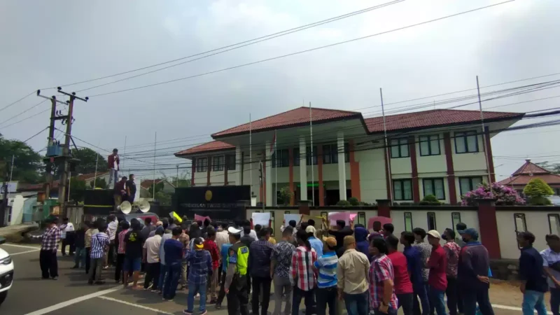 Keterangan Foto: FAMTU) berunjuk rasa di depan gedung Pengadilan Tinggi (PT) Banten menuntut terdakwa Djoko Sukamtono seberat-beratnya, Rabu (10/5/2023).