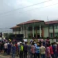 Keterangan Foto: FAMTU) berunjuk rasa di depan gedung Pengadilan Tinggi (PT) Banten menuntut terdakwa Djoko Sukamtono seberat-beratnya, Rabu (10/5/2023).