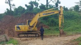 Keterangan foto : Galian tanah diduga tak berizin milik PT Kenzie Besthindo Perkasa ada di Kampung Pertelon, Desa Warunggunung, Sabtu (13/5/2023) (Dede)
