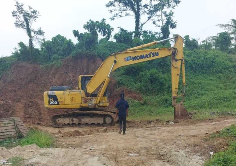 Keterangan foto : Galian tanah diduga tak berizin milik PT Kenzie Besthindo Perkasa ada di Kampung Pertelon, Desa Warunggunung, Sabtu (13/5/2023) (Dede)