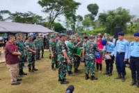 Keterangan Foto : Kepala Staf TNI Angkatan Darat, Jenderal TNI Dudung Abdurachman berikan penghargaan kepada Petugas Lapas Kelas IIB Cianjur dan Korwil UPT Suci Raya yang mengikuti Pelatihan Pra Tugas Bersama Yonif R 300/BWJ, (Kamis, 11 Mei 2023).
