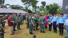 Keterangan Foto : Kepala Staf TNI Angkatan Darat, Jenderal TNI Dudung Abdurachman berikan penghargaan kepada Petugas Lapas Kelas IIB Cianjur dan Korwil UPT Suci Raya yang mengikuti Pelatihan Pra Tugas Bersama Yonif R 300/BWJ, (Kamis, 11 Mei 2023).
