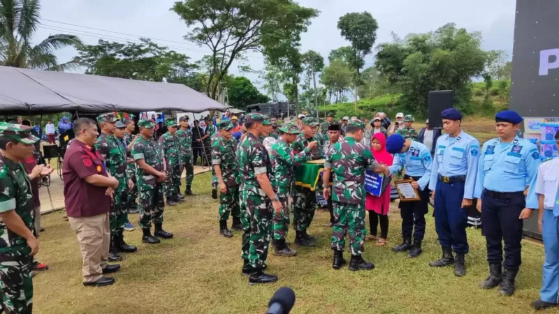 Keterangan Foto : Kepala Staf TNI Angkatan Darat, Jenderal TNI Dudung Abdurachman berikan penghargaan kepada Petugas Lapas Kelas IIB Cianjur dan Korwil UPT Suci Raya yang mengikuti Pelatihan Pra Tugas Bersama Yonif R 300/BWJ, (Kamis, 11 Mei 2023).