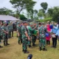 Keterangan Foto : Kepala Staf TNI Angkatan Darat, Jenderal TNI Dudung Abdurachman berikan penghargaan kepada Petugas Lapas Kelas IIB Cianjur dan Korwil UPT Suci Raya yang mengikuti Pelatihan Pra Tugas Bersama Yonif R 300/BWJ, (Kamis, 11 Mei 2023).