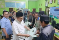 Keterangan foto : Warga UPT Kumang-kumang Desa Sungai Pasir, Kecamatan Lulau Laut Tengah, Kabupaten Kotabaru, Provinsi Lalimantan Selatan (Kalsel) menerima sertifikat tanah, Jumat (12/5/2023)