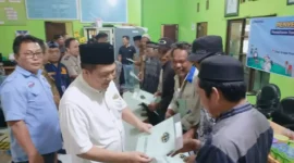 Keterangan foto : Warga UPT Kumang-kumang Desa Sungai Pasir, Kecamatan Lulau Laut Tengah, Kabupaten Kotabaru, Provinsi Lalimantan Selatan (Kalsel) menerima sertifikat tanah, Jumat (12/5/2023)
