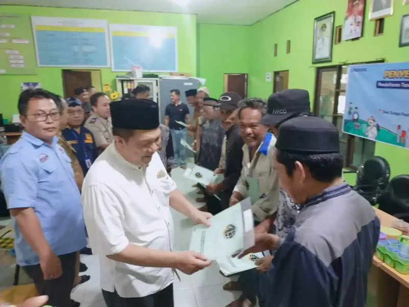 Keterangan foto : Warga UPT Kumang-kumang Desa Sungai Pasir, Kecamatan Lulau Laut Tengah, Kabupaten Kotabaru, Provinsi Lalimantan Selatan (Kalsel) menerima sertifikat tanah, Jumat (12/5/2023)