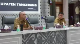 Keterangan Foto: Bupati Zaki saat memimpin rapat koordinasi dengan para camat di Aula Pendopo Bupati Tangerang, Senin, (15/5/23).