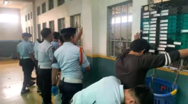 Keterangan foto : Lapas Khusus Kelas IIA Gunung Sindur menggelar kegiatan razia atau penggeledahan di blok hunian warga binaan, Senin (15/05).
