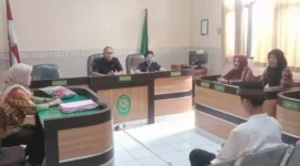 Pembimbing Kemasyarakatan (PK) Bapas Subang, Srikanti, melaksanakan pendampingan anak di Pengadilan Negeri Subang, (Selasa, 16/5/2023) 