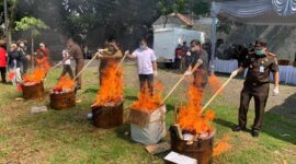 Keterangan foto : Kejaksaaan Negeri (Kejari) Kota Malang musnahkan barang bukti (BB) narkoba dari 124 perkara yang berkekuatan hukum tetap dengan dibakar, Selasa (16/5/2023)