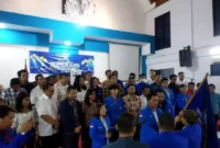 Keterangan foto : Foto: Ketua DPD GAMKI Provinsi DKI Jakarta, Rapen AM Sinaga, ketika menerima bendera dan pataka dari Wakil Ketua Umum DPP GAMKI, Sherly Wattimena, dalam proses Pelantikan Pengurus DPD GAMKI Jakarta, di Gereja Huria Kristen Indonesia (HKI) Tanjung Priuk, Jakarta Utara, pada Rabu malam (10/05/2023)