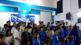 Keterangan foto : Foto: Ketua DPD GAMKI Provinsi DKI Jakarta, Rapen AM Sinaga, ketika menerima bendera dan pataka dari Wakil Ketua Umum DPP GAMKI, Sherly Wattimena, dalam proses Pelantikan Pengurus DPD GAMKI Jakarta, di Gereja Huria Kristen Indonesia (HKI) Tanjung Priuk, Jakarta Utara, pada Rabu malam (10/05/2023)