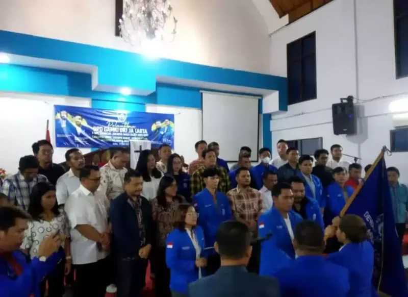 Keterangan foto : Foto: Ketua DPD GAMKI Provinsi DKI Jakarta, Rapen AM Sinaga, ketika menerima bendera dan pataka dari Wakil Ketua Umum DPP GAMKI, Sherly Wattimena, dalam proses Pelantikan Pengurus DPD GAMKI Jakarta, di Gereja Huria Kristen Indonesia (HKI) Tanjung Priuk, Jakarta Utara, pada Rabu malam (10/05/2023)