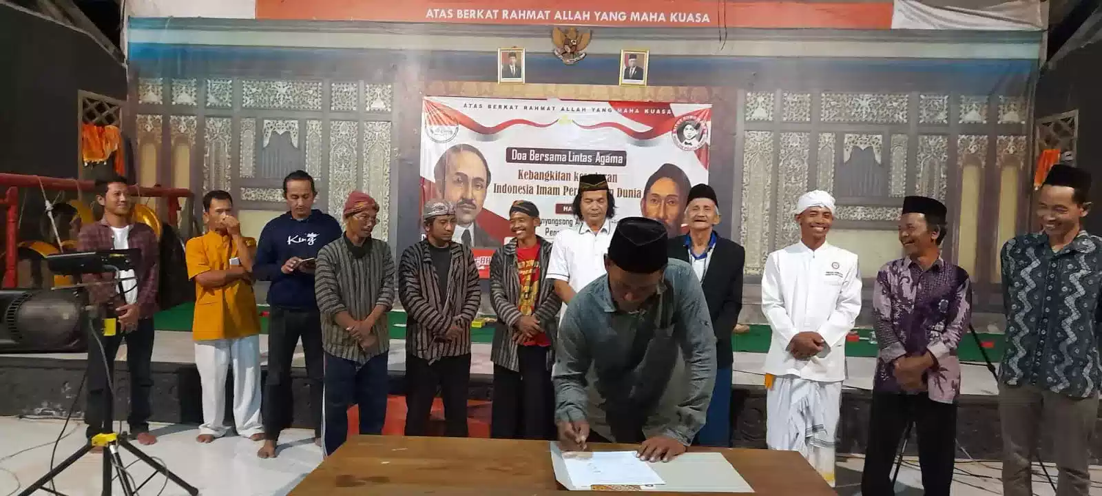 Sejumlah Tokoh Lintas Agama Membuat Pernyataan Perdamaian Dunia Di Makam Wahidin Sudiro Husodo I Teras Media