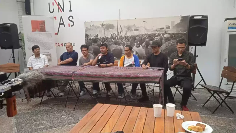 Keterangan foto : Solidaritas Aktivis '98 dalam pernyataan sikap di Teater Utan Kayu, Sabtu 20 Mei 2023.