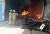 Foto: Petugas Damkar saat melakukan pemadaman pabrik Ember di Kosambi Kabupaten Tangerang. Minggu (21/5).doc.Muhamad Acoy
