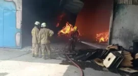 Foto: Petugas Damkar saat melakukan pemadaman pabrik Ember di Kosambi Kabupaten Tangerang. Minggu (21/5).doc.Muhamad Acoy