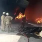 Foto: Petugas Damkar saat melakukan pemadaman pabrik Ember di Kosambi Kabupaten Tangerang. Minggu (21/5).doc.Muhamad Acoy