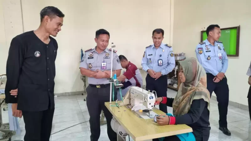 Kepala Lembaga Pemasyarakatan (Lapas) Kelas IIB Indramayu melaksanakan kunjungan kerja ke Balai Latihan Kerja (BLK), (Selasa, 23/5/2023) 